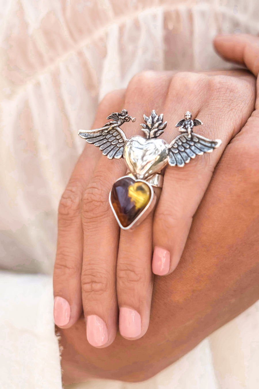 Anillo Corazón con Alas Ámbar