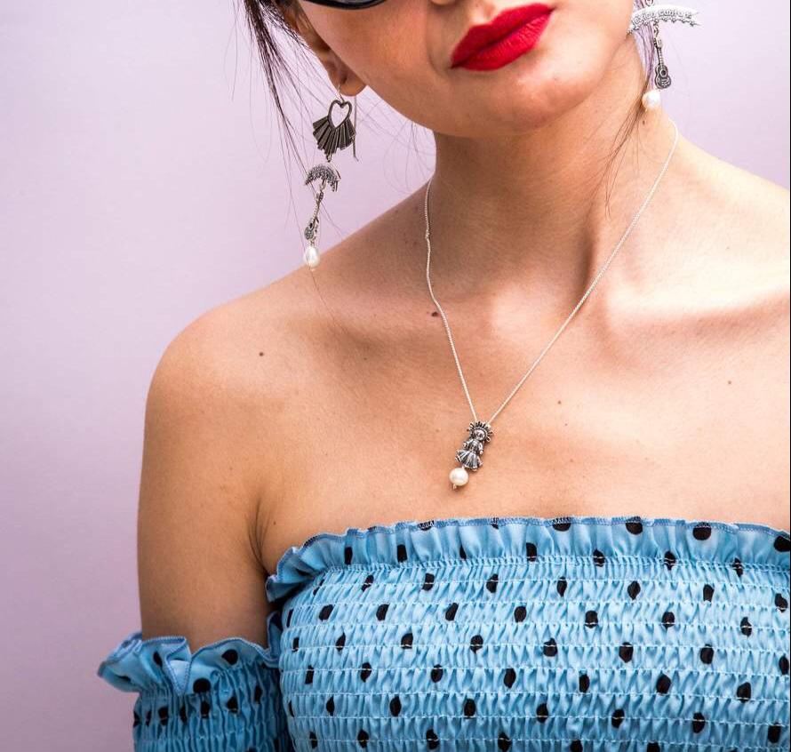 Dije Muñeca Chica Con Perla