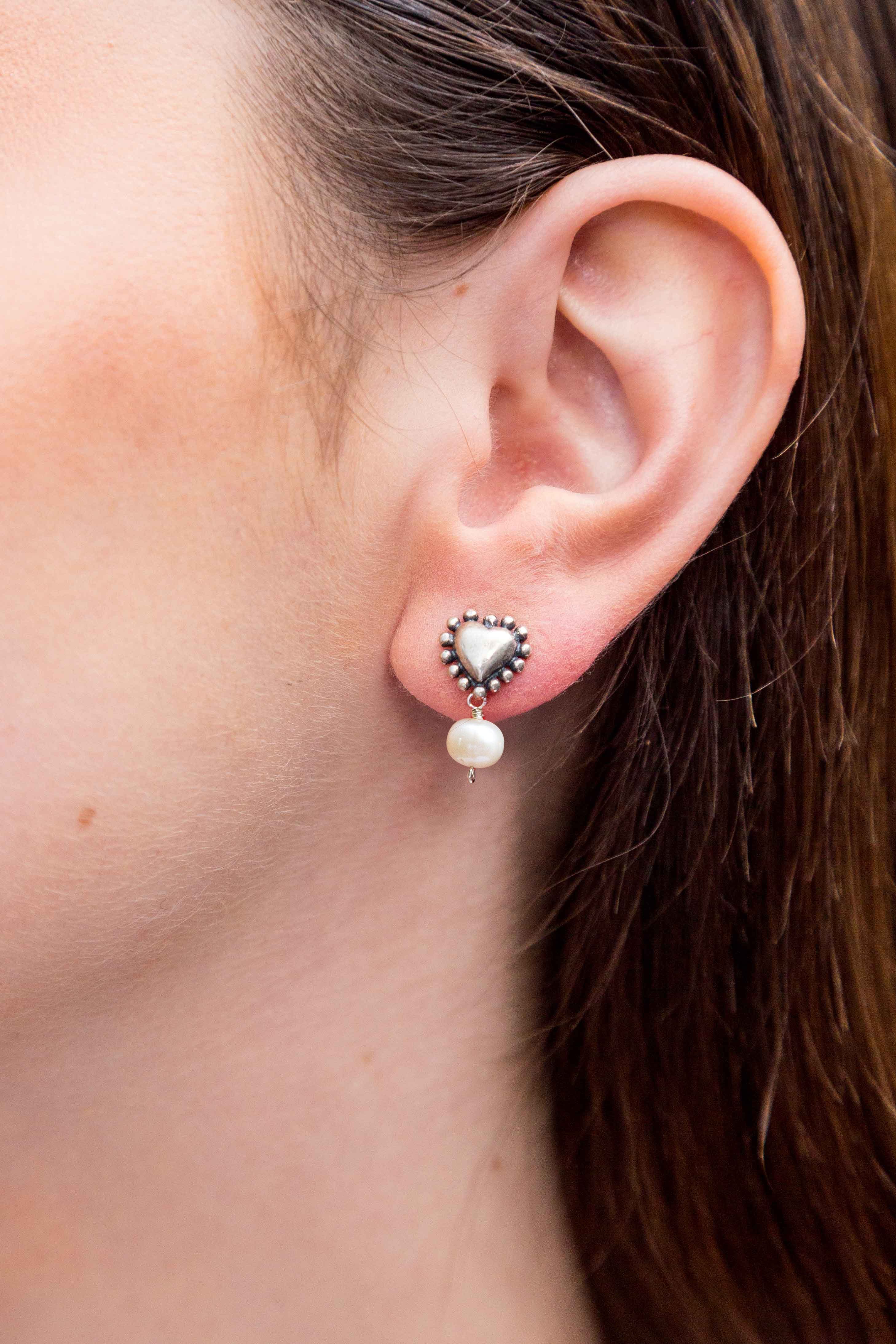 Aretes Corazón con Puntos Mini Perla AM028 Aretes