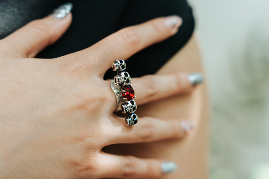 Anillo Calaveras Carmesí