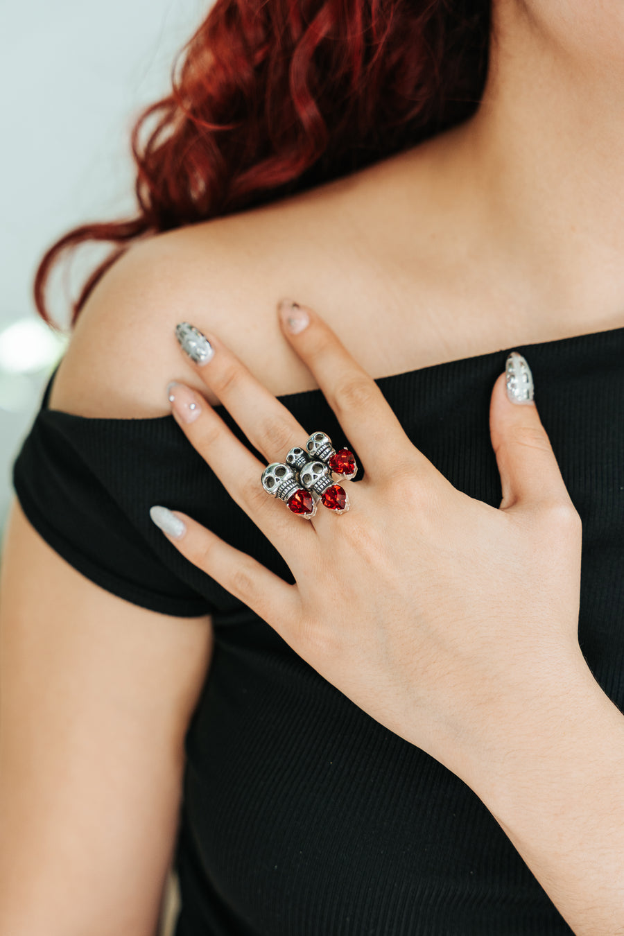 Anillo Calaveras 3 Corazones Carmesí