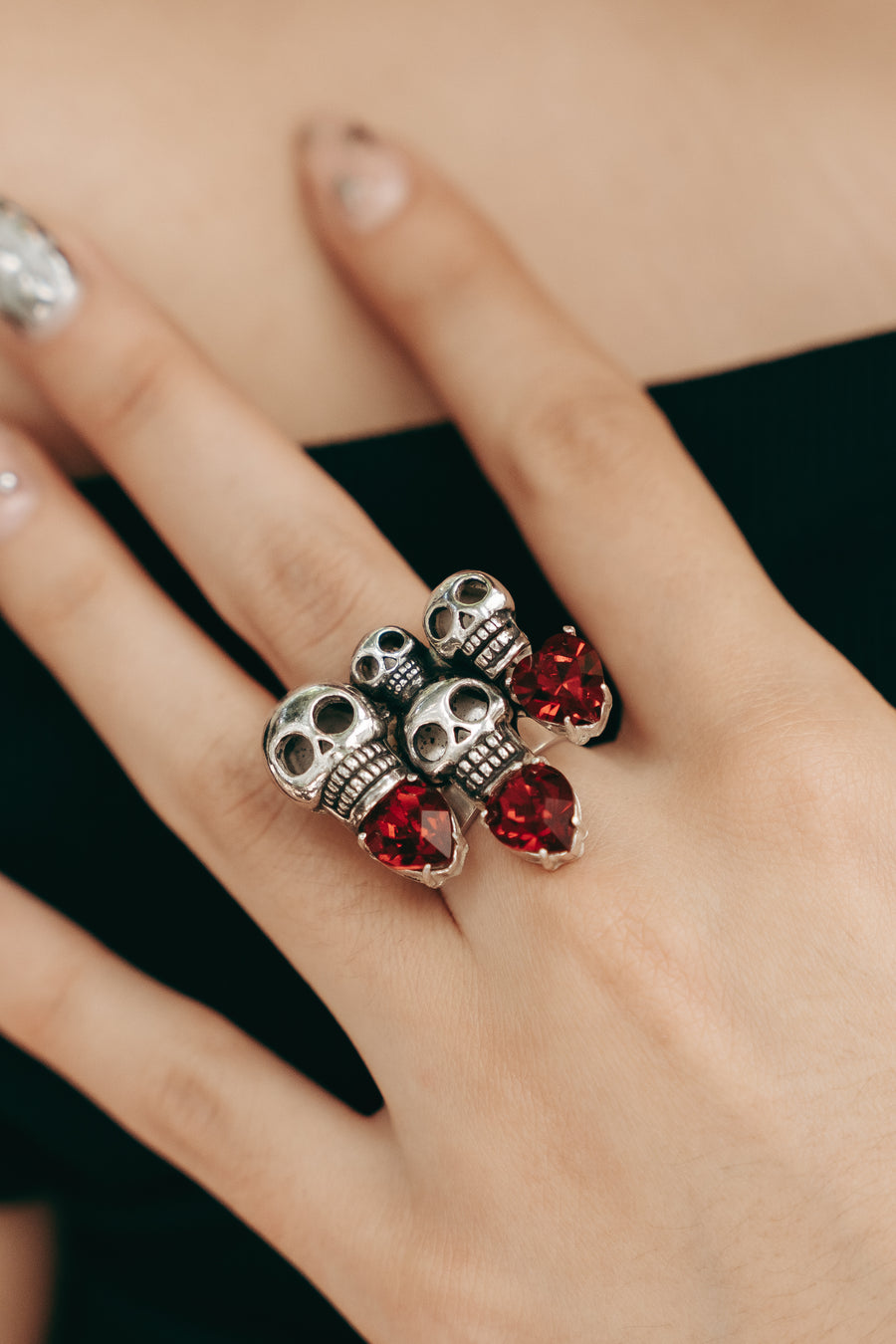 Anillo Calaveras 3 Corazones Carmesí