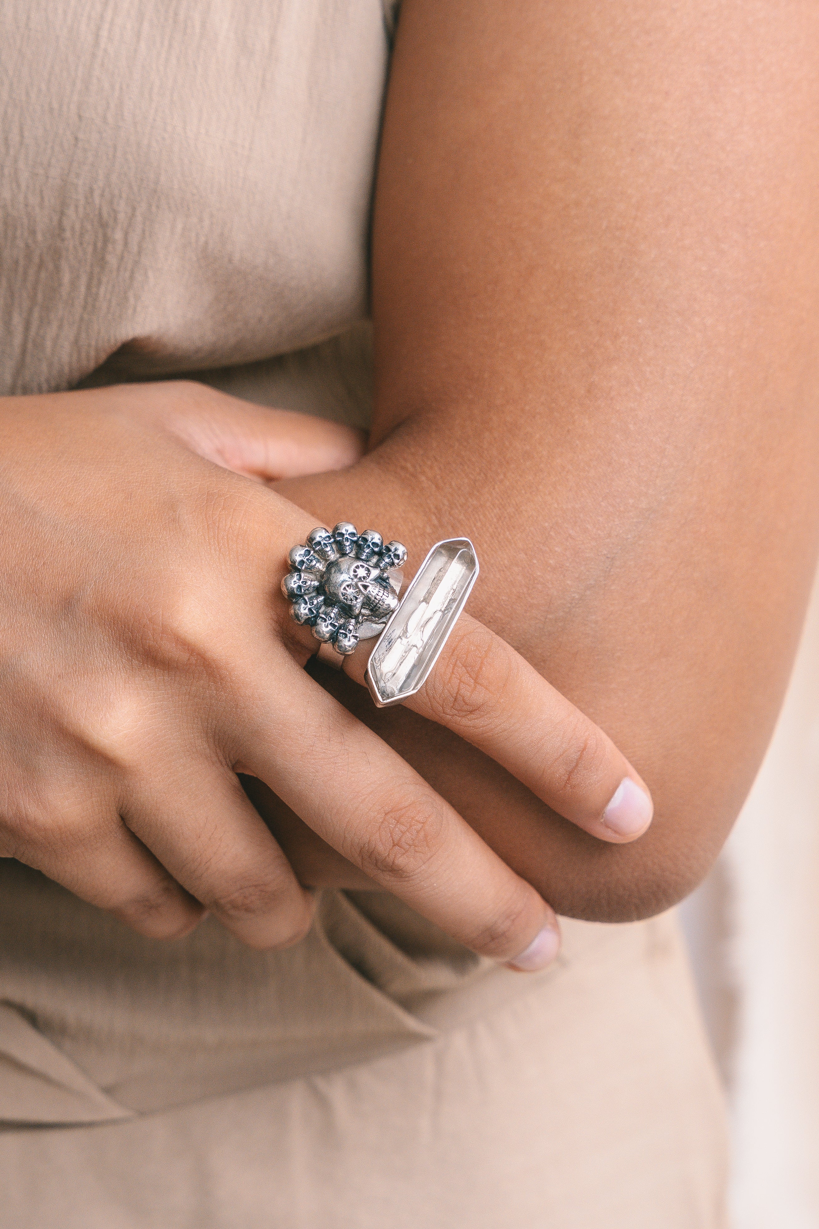 Anillo Cuarzo doble punta con Cráneo