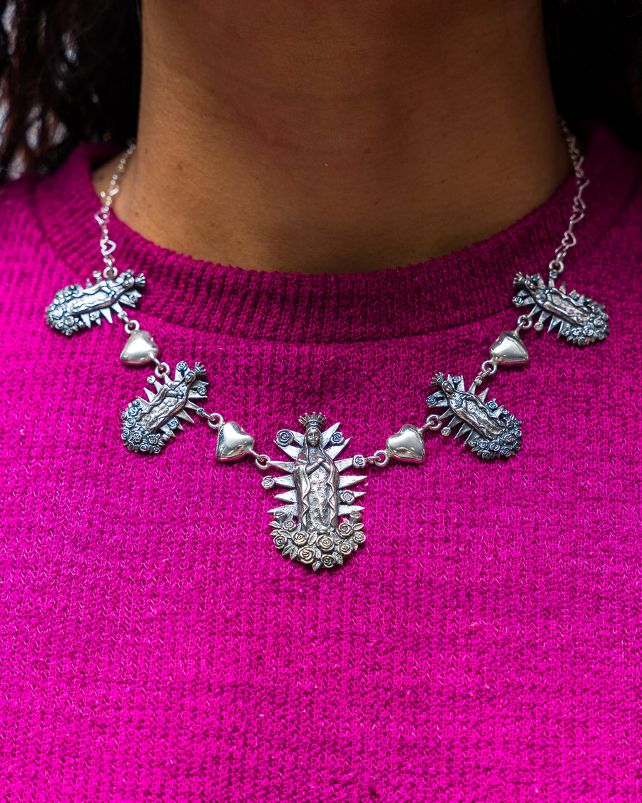 Collar Virgen con Rosas y Corazones