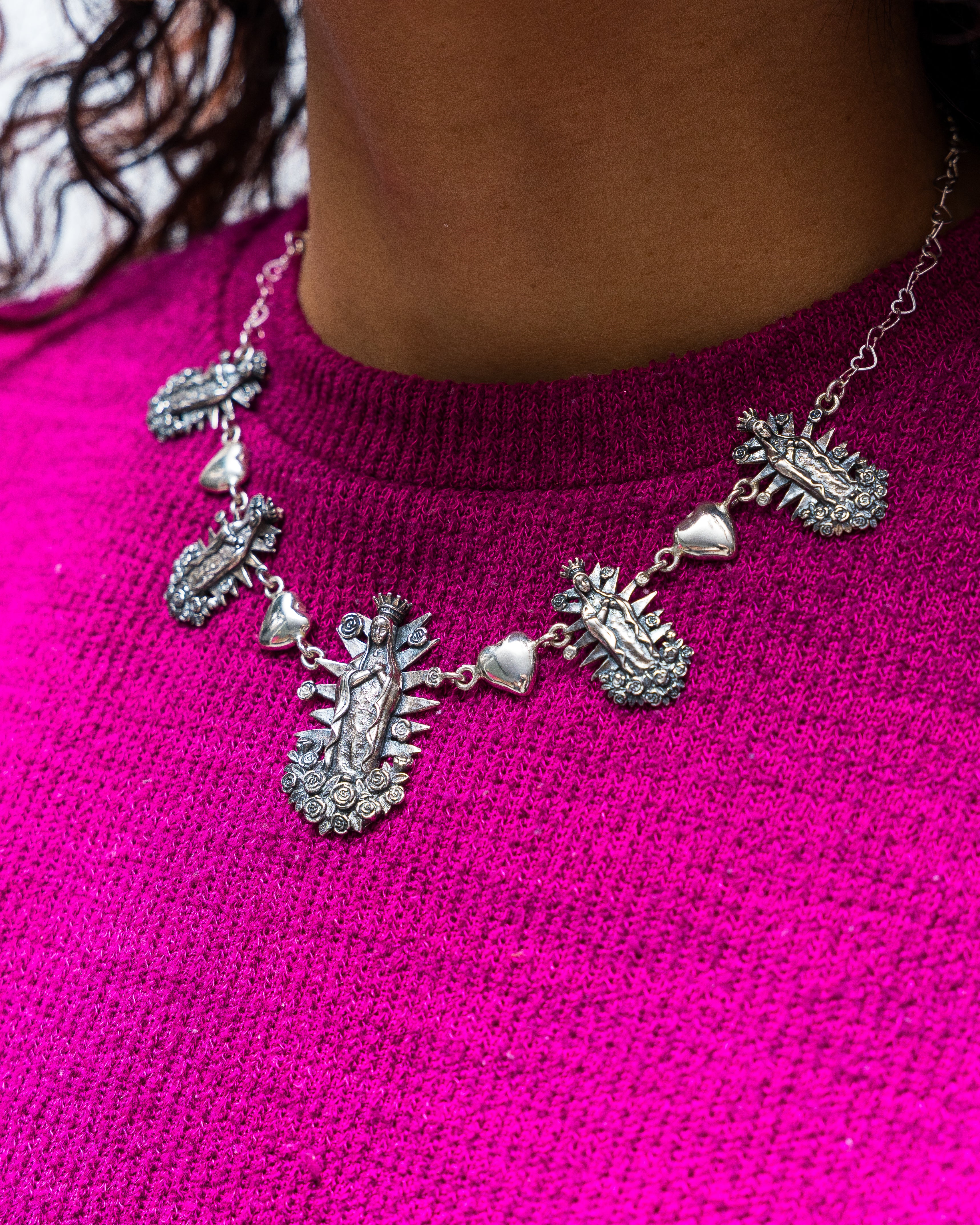 Collar Virgen con Rosas y Corazones