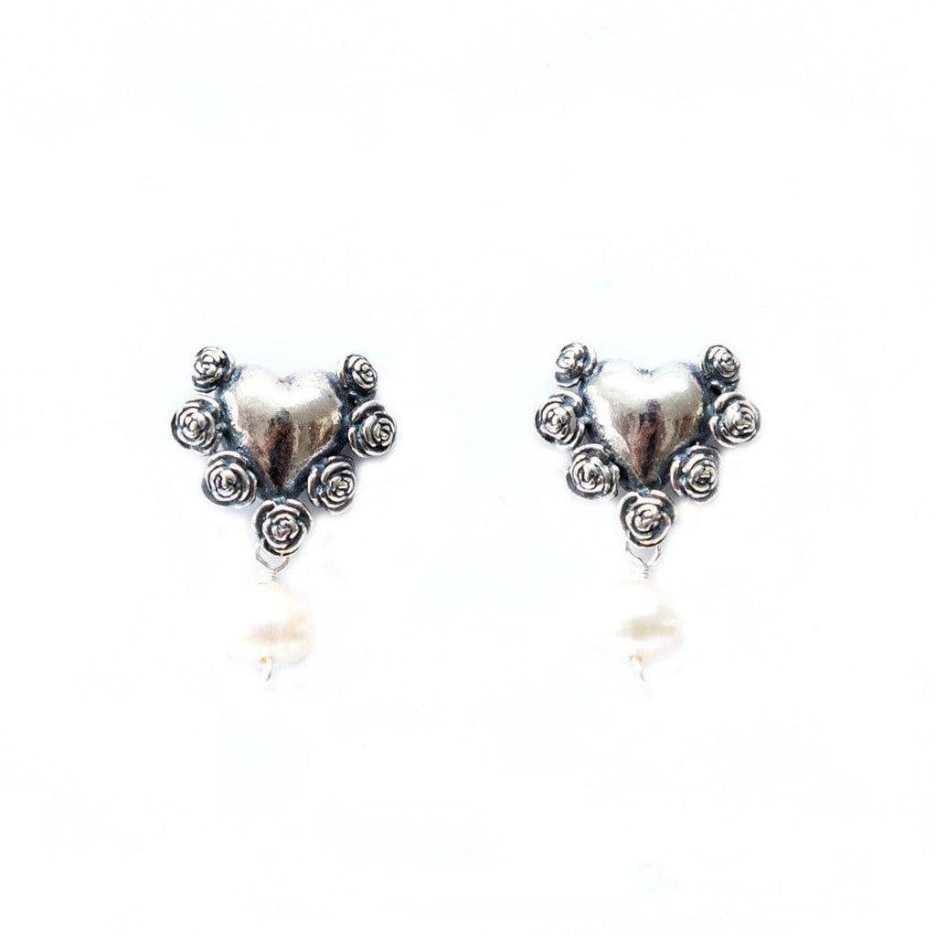 Aretes corazón con rosas mini con perla Gabriela Sánchez Aretes