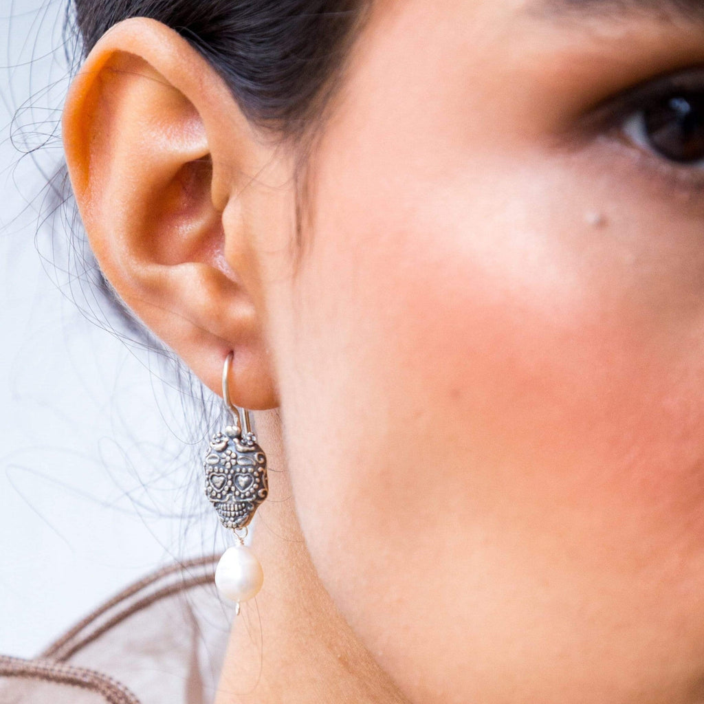 Aretes de calavera ojos corazón con perlas Gabriela Sánchez Aretes