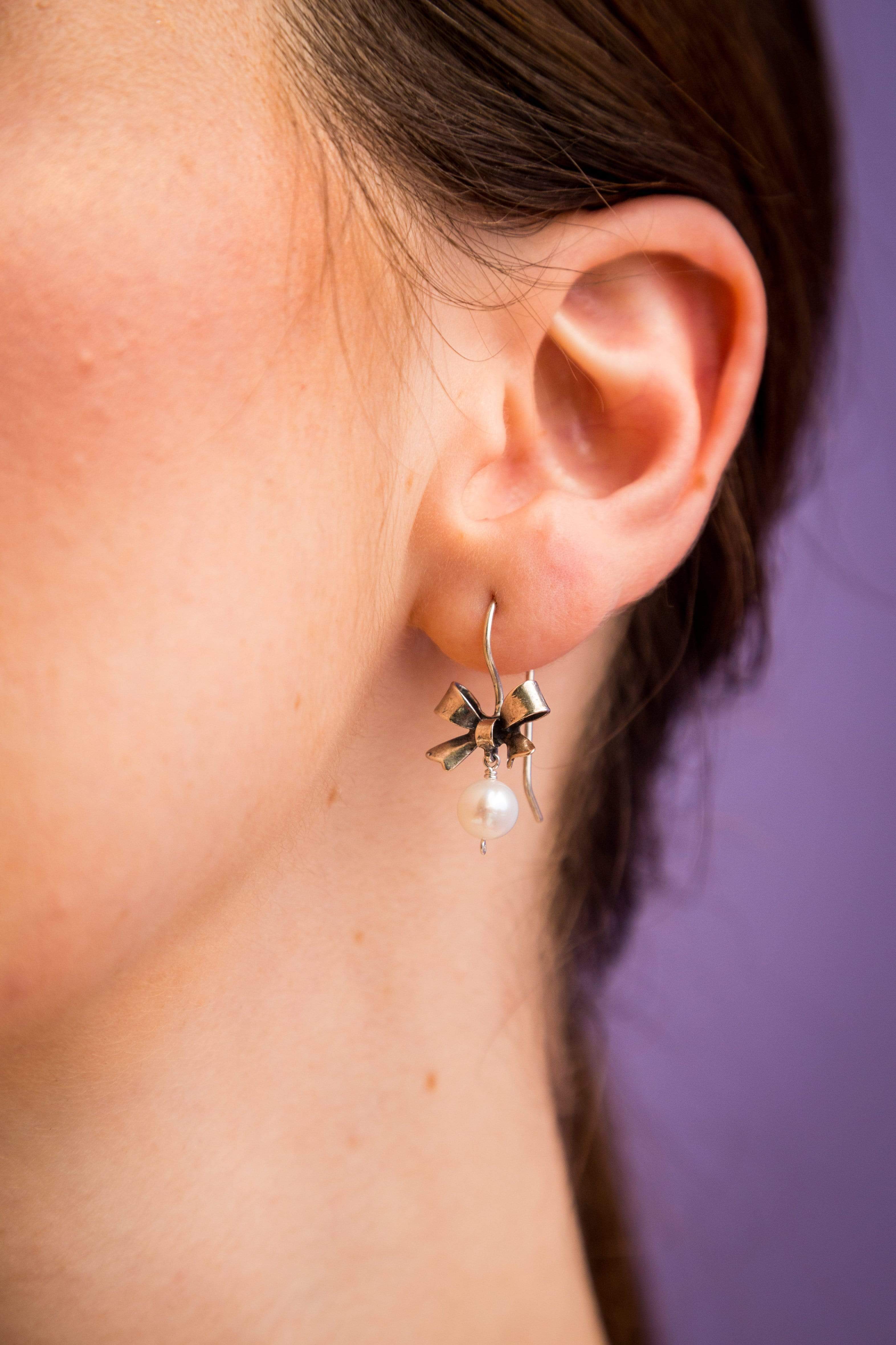 Aretes Moñito con Perla Gabriela Sánchez Aretes