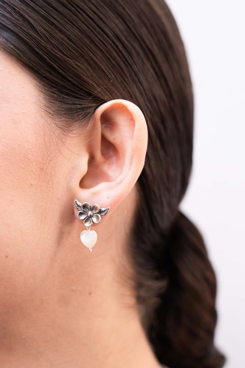 Aretes Flor Jarrito Corazón de Concha Gabriela Sánchez Aretes